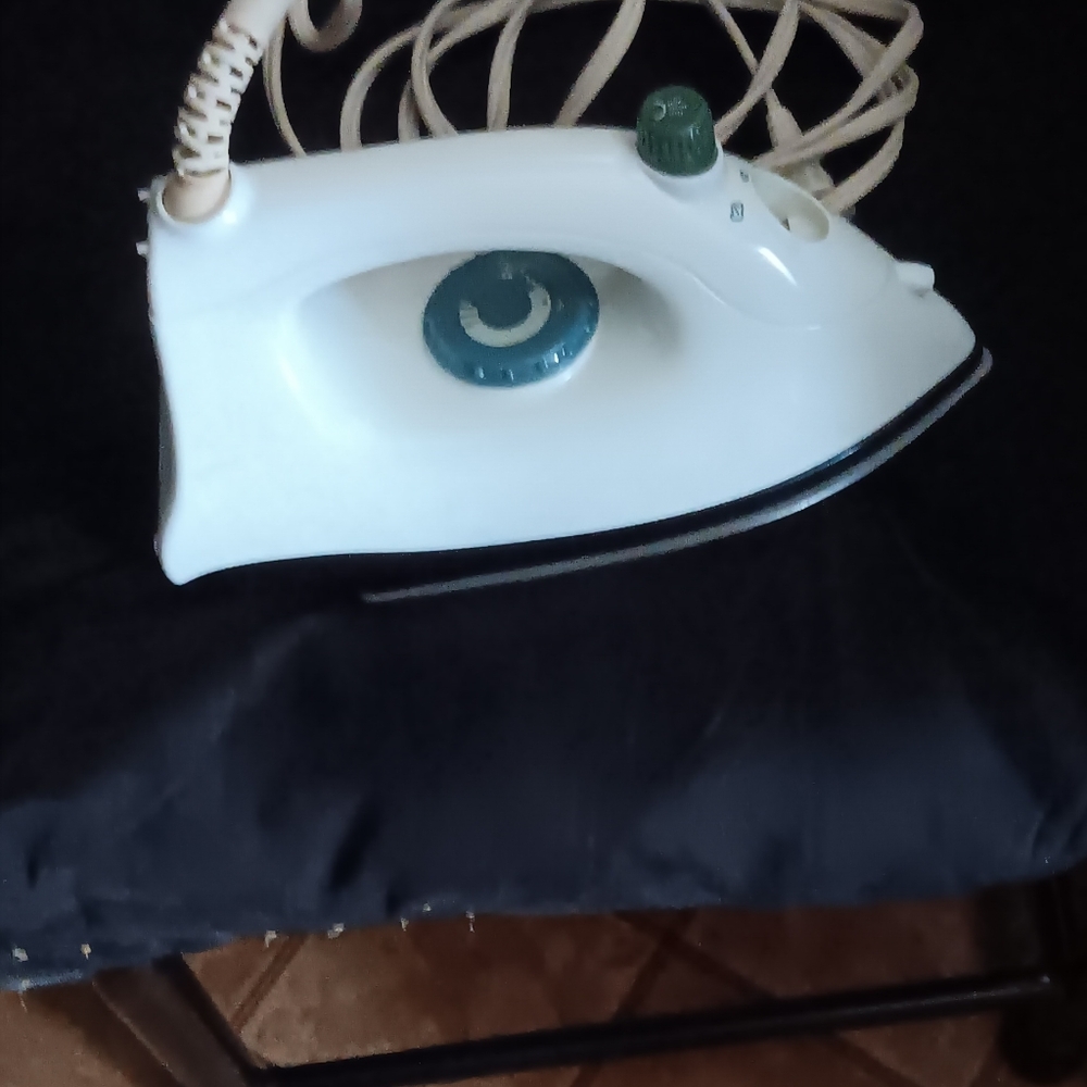 VINTAGE PROCTOR SILEX STEM AND PRESS IRON, ELECTRIC.